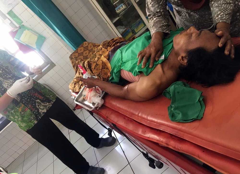 Korban penusukan dibawa ke rumah sakit