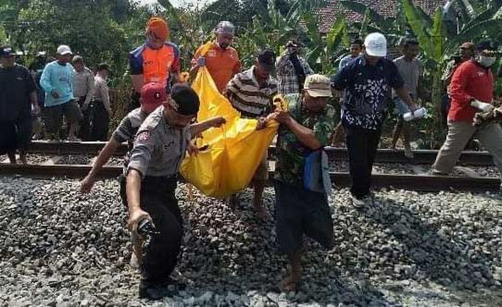 Petugas evakuasi jenazah korban tertabrak kereta