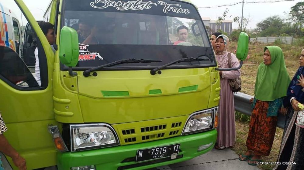 Mobil Elf yang mengangkut rombongan dari Lumajang serempet bus