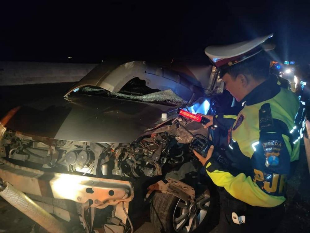 Mobil Nissan yang mengalami kecelakaan di Tol Kertosono-Madiun