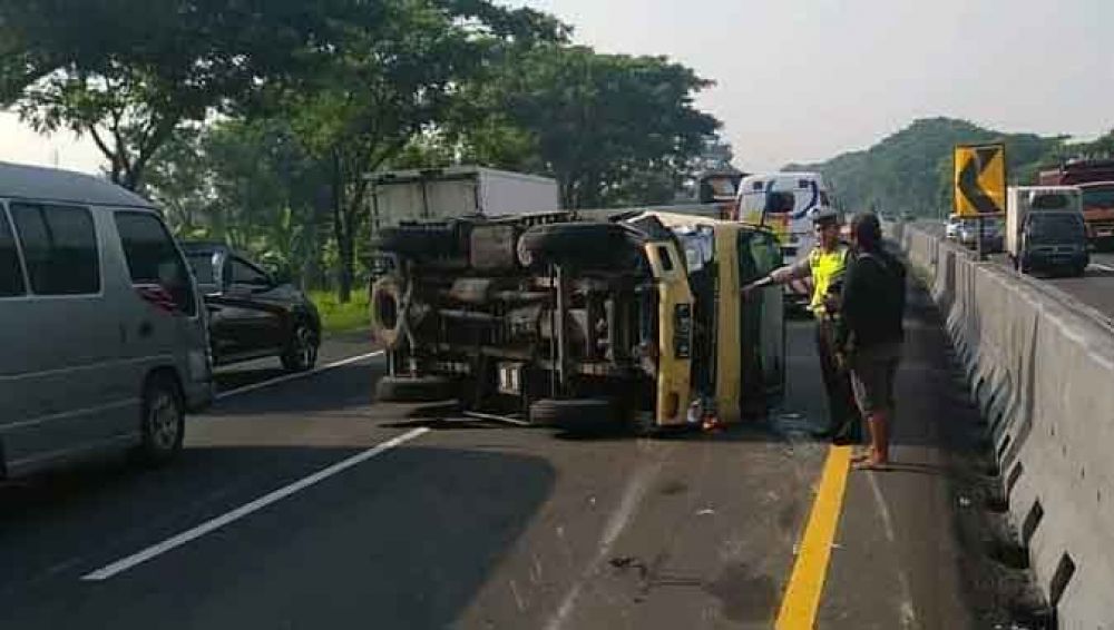 Truk boks terguling di Tol Sidoarjo