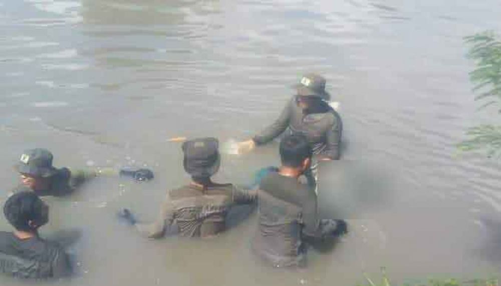 Satu anak yang tenggelam dievakuasi oleh Yon Taifib Marinir