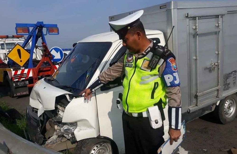 Pecah Ban dan Tabrak Guardrail di Tol Sumo, Mobil Pikap Boks Ringsek