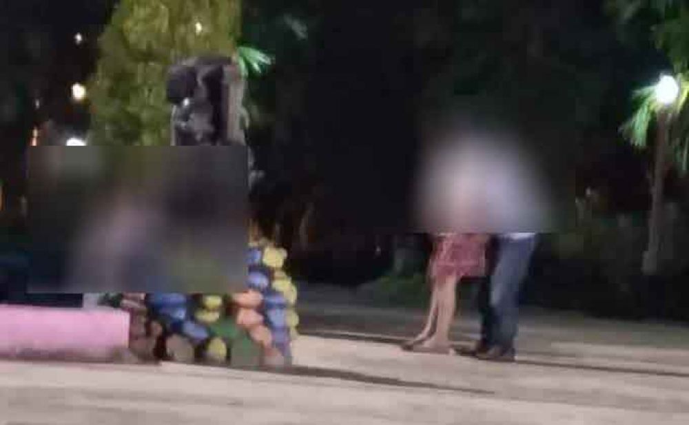 Salah satu capture foto di Facebook terkait Alun-alun Kota Mojokerto yang dijadikan ajang pacaran