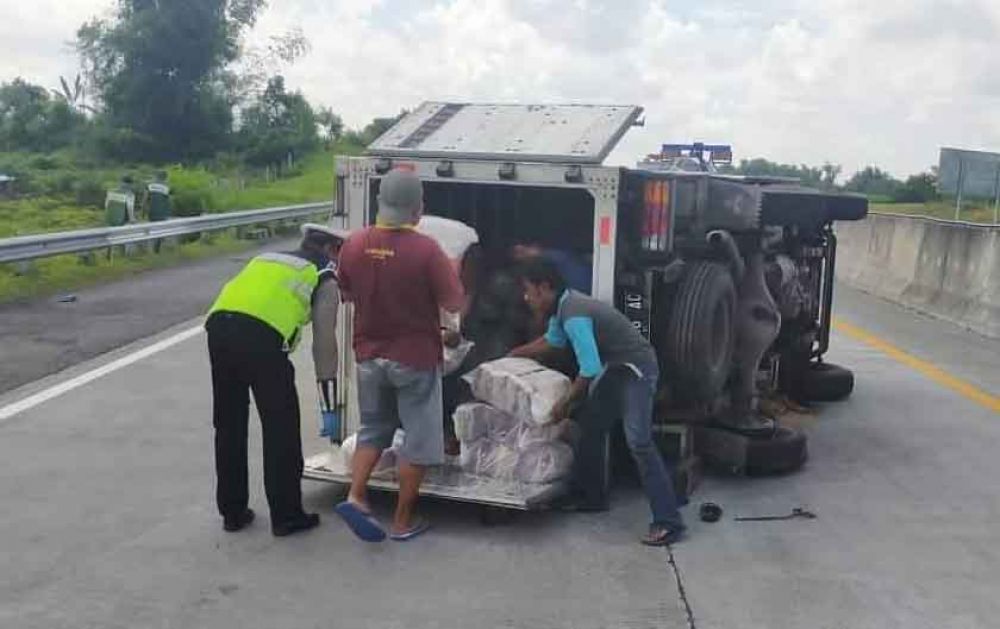 Truk boks terguling memuat beras di Tol Sumo