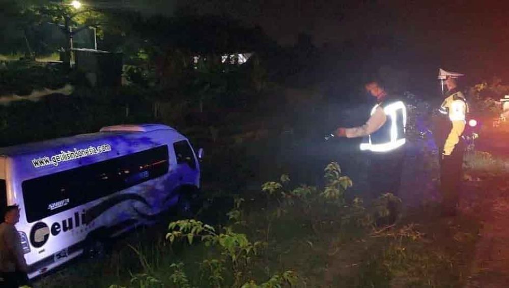 Isuzu Elf terperosok di Tol Sumo