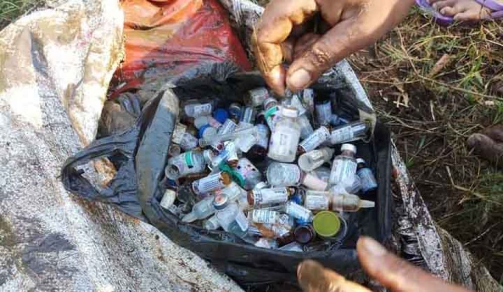 Limbah medis yang ditemukan di sungai Probolinggo