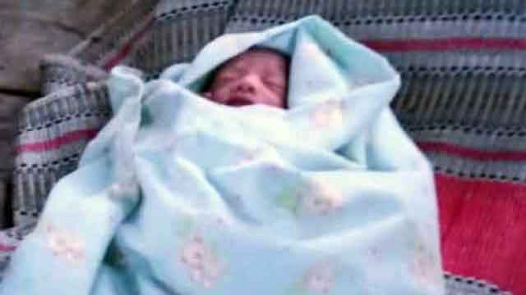 Diduga Dibuang, Bayi Laki-laki Ditemukan Warga di Poskamling