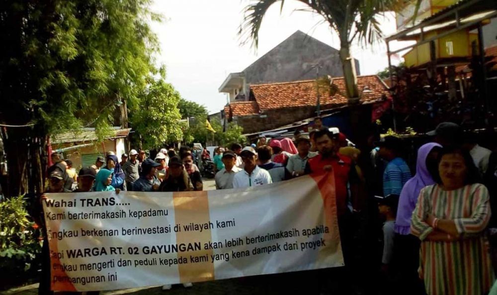 Warga RT 02 Kelurahan Gayungan Surabaya menggelar aksi di depan kantor pemasaran Trans Icon Apartment