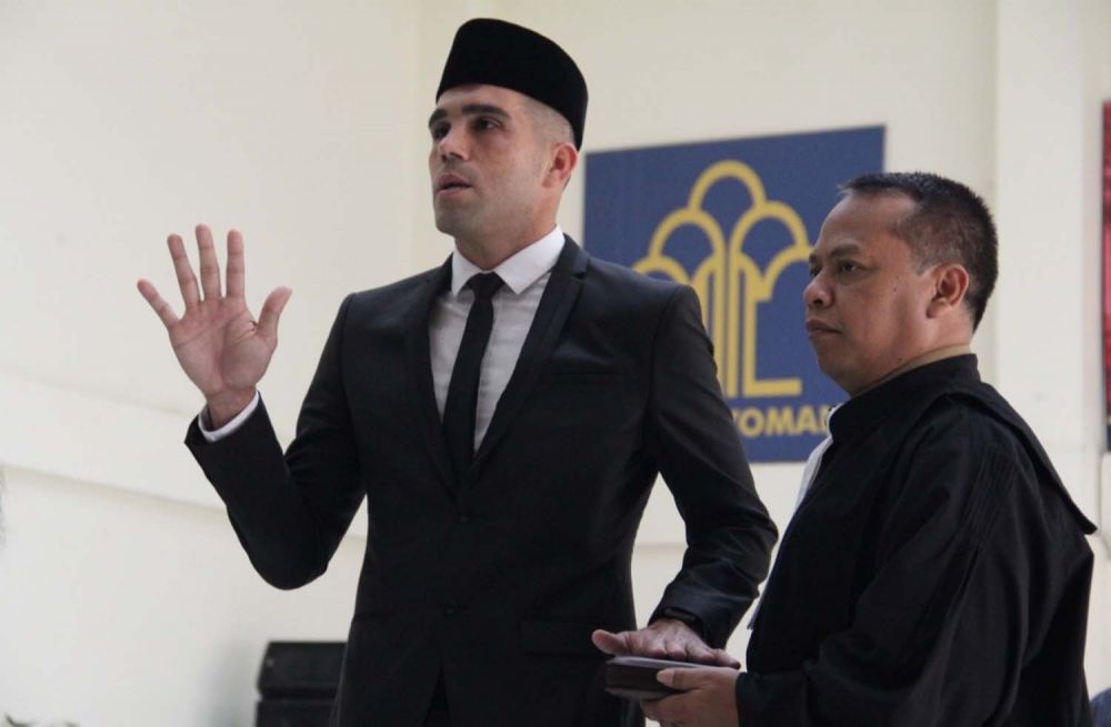 Fabiano Rosa Beltrame (kiri) resmi menjadi WNI