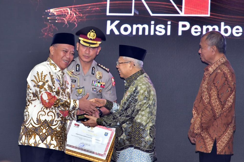 Wakil Presiden KH Ma'ruf Amin memberikan penghargaan kepada Bupati Lamongan Fadeli