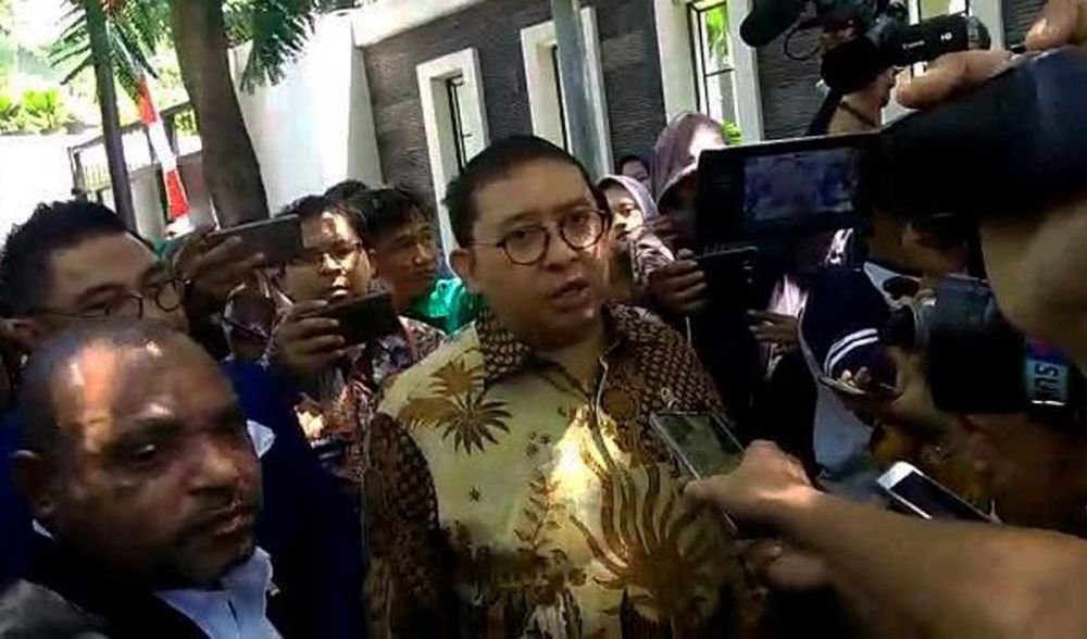 Fadli Zon saat berada di luar Asrama Mahasiswa Papua di Jalan Kalasan, Surabaya (foto: Farizal Tito/jatimnow.com)