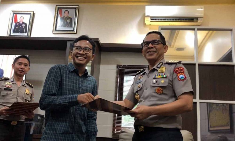 Wartawan jatimnow.com Fajar Mujianto (kiri) saat menerima piagam pemenang lomba dari Karo SDM Polda Jatim, Kombes Pol Ihsan Amin