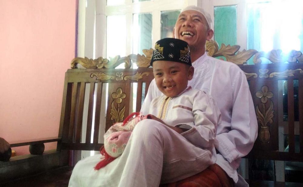 Fajrin bersama Muhaimin, ayahnya saat ditemui di rumahnya di Dusun Krajan, Desa/Kecamatam Puspo, Kabupaten Pasuruan