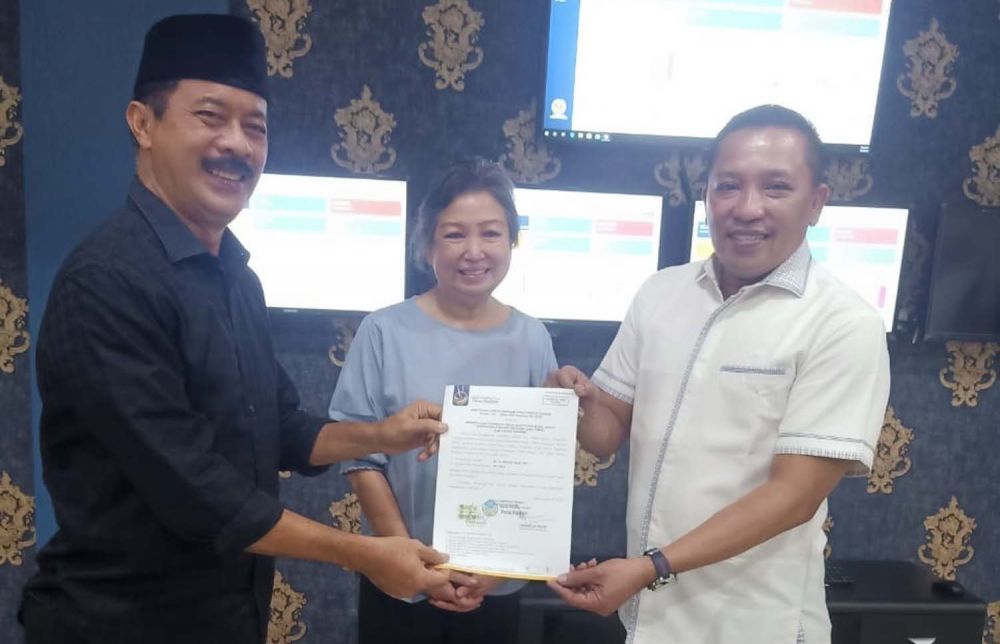 Fattah Jasin (kiri) saat menerima rekomendasi dari Partai NasDem sebagai calon bupati Sumenep