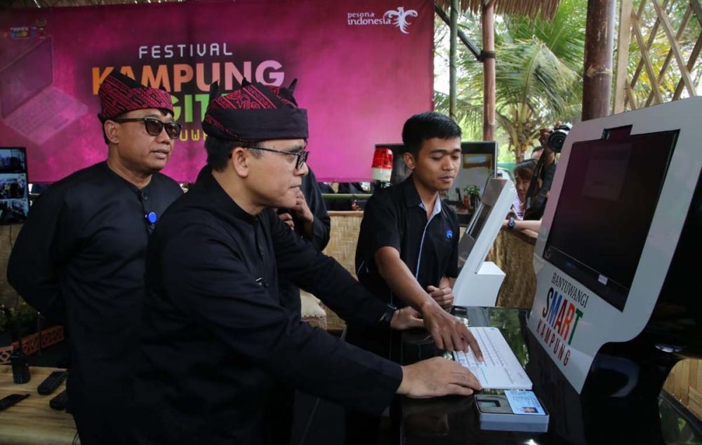 Bupati Banyuwangi Abdullah Azwar Anas melihat salah satu inovasi desa dalam Festival Kampung Digital 
