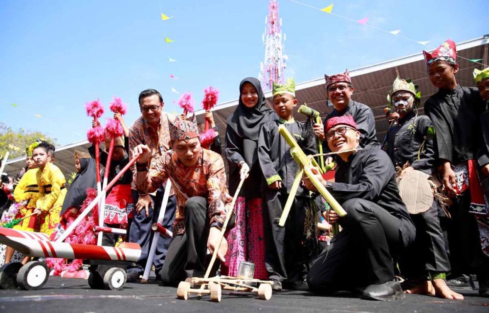 Wakil Ketua KPK Saut Situmorang 'ditantang' memainkan permainan tradisional oleh anak-anak di Banyuwangi