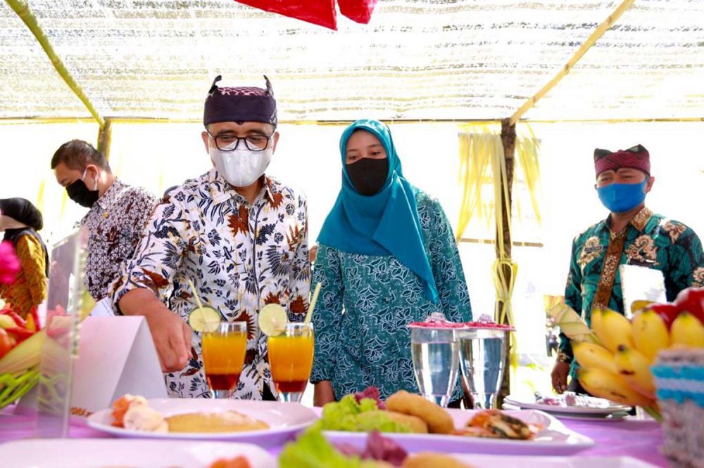 Bupati Abdullah Azwar Anas saat membuka Festival Pangan Non Beras di Agro Wisata Tamansuruh, Banyuwangi