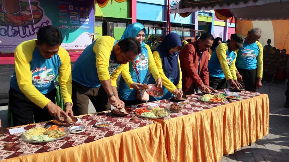 Bupati Ipong dan istri ikut menguleg rujak dalam Festival Rujak Uleg 2019 di Ponorogo