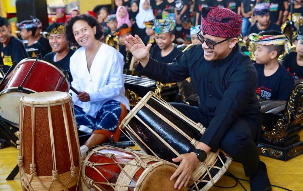 Bupati Anas dan Mira Lesmana saat mengikuti latihan para seniman cilik Banyuwangi yang tergabung dalam Lalare Orkestra
