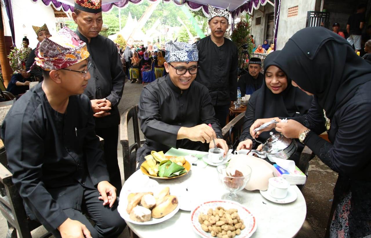 Bupati Banyuwangi Abdullah Azwar Anas dalam Festival Sumping Kopi Pait di Desa Jelun, Kecamatan Licin, Banyuwangi