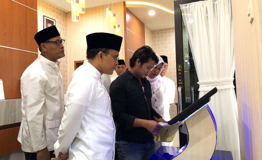 Bupati Banyuwangi Abdullah Azwar Anas saat melihat inovasi desa berbasis digital dalam Festival Kampung Digital