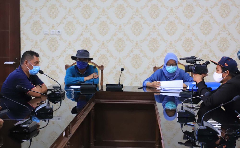 Koordinator Protokol Komunikasi Gugus Tugas Percepatan Penanganan Covid-19 Surabaya, M Fikser (pakai topi)