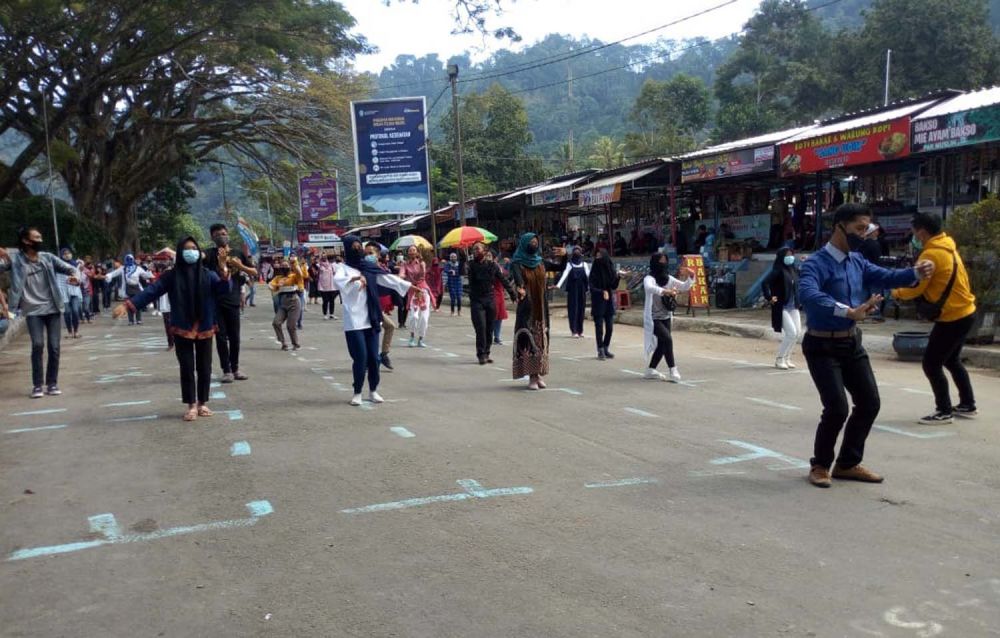 Puluhan orang mengikuti flashmob langen tayub di Wisata Telaga Ngebel, Ponorogo
