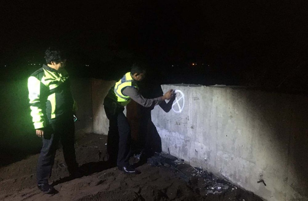 Polisi melakukan olah TKP di lokasi kecelakaan tunggal Toyota Fortuner di Tol Pandaan