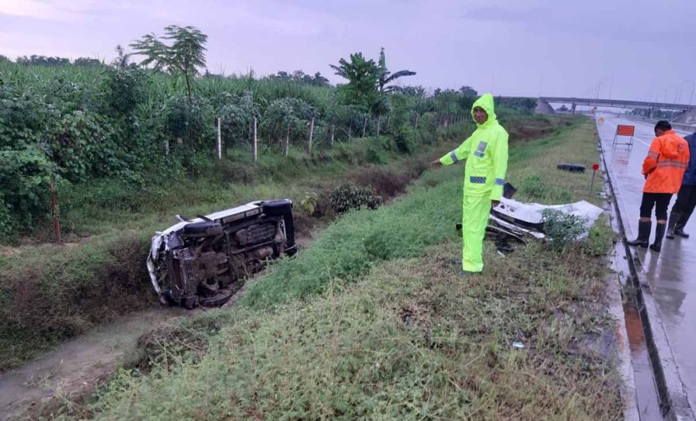 Mobil Fortuner terperosok di saluran irigasi Tol Ngawi-Madiun