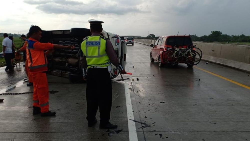 Ban Pecah, Mobil Fortuner Terbalik di Jalan Tol Kertosono-Nganjuk