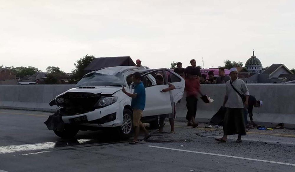 Fortuner yang terguling di Tol Pasuruan ringsek
