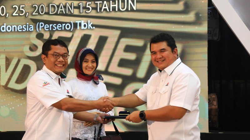 Proses penyerahan penghargaan kepada sejumlah karyawan/Foto: istimewa