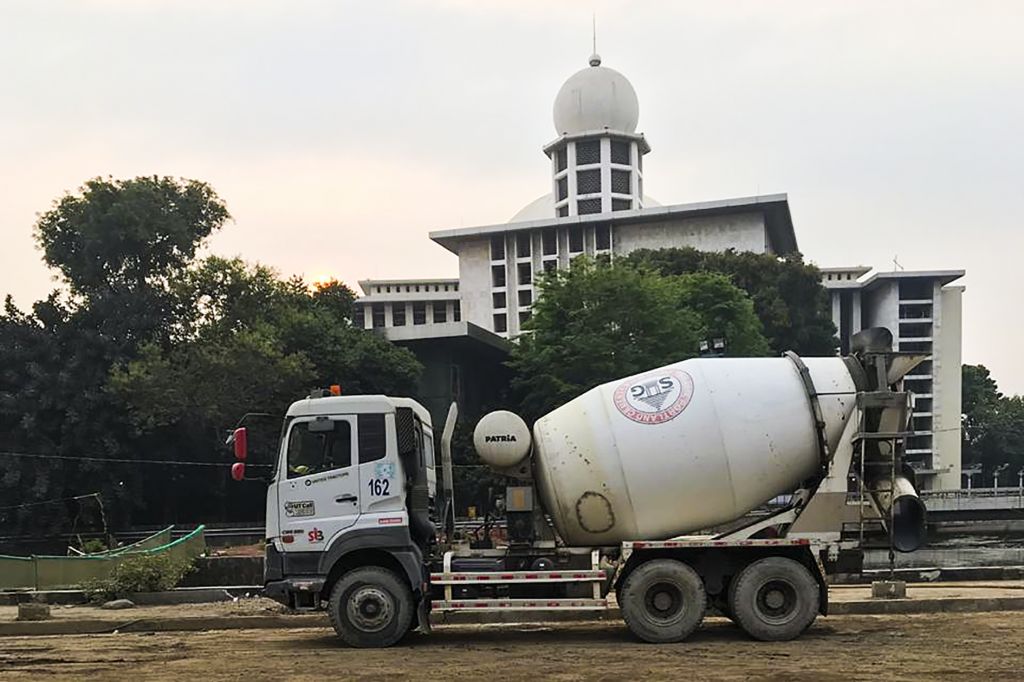 SIG melalui unit usahanya PT Semen Indonesia Beton (SIB) memasok kebutuhan beton siap pakai untuk renovasi Masjid Istiqlal Jakarta