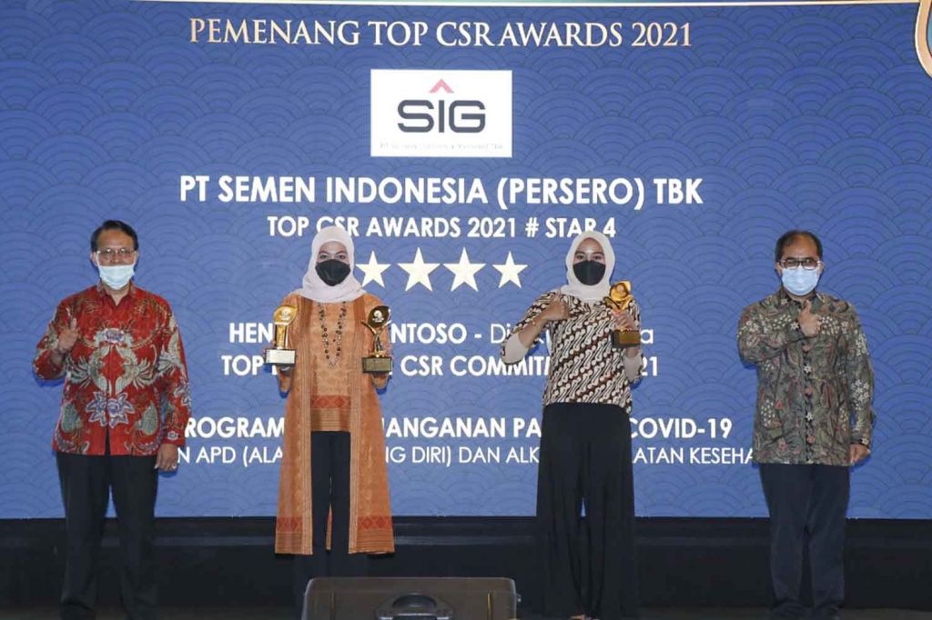 Corporate Secretary SIG, Vita Mahreyni (kedua dari kiri), pada saat menerima penghargaan ajang TOP CSR Awards 2021 