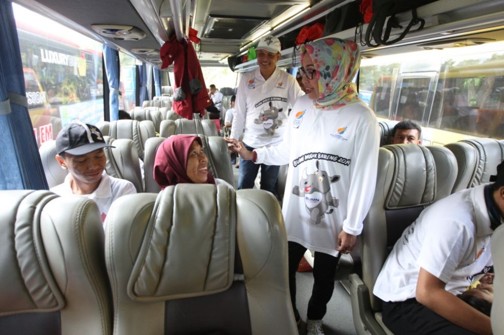 Direktur SDM & Hukum Semen Indonesia Tina T. Kemala Intan berbincang dengan pemudik.