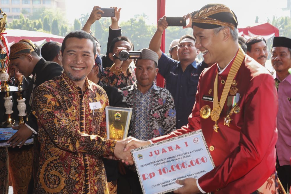 Gubernur Jawa Tengah Ganjar Pranowo menyerahkan penghargaan Good Mining Practice 2019 kepada Direktur Produksi PT Semen Gresik Joko Sulistiyanto