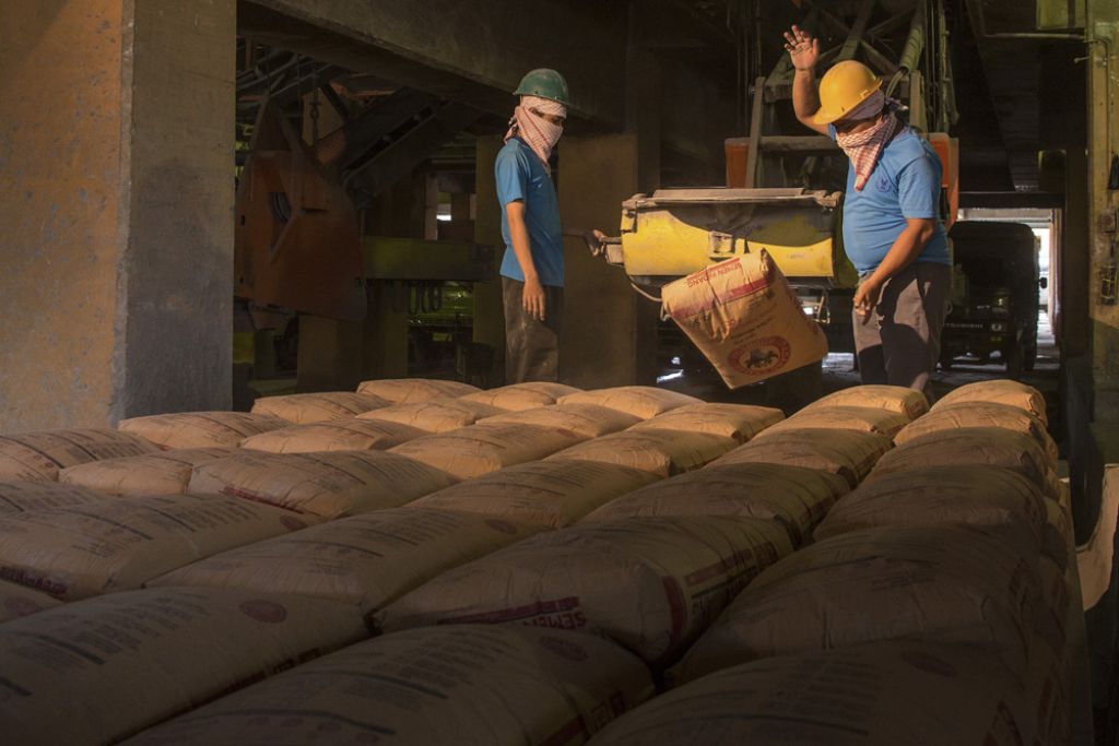 Pekerja sedang melakukan bongkar muat semen di Packer Pabrik Semen Padang, Sumatera Barat