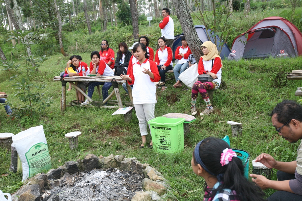 Amilia Agustin saat menjelaskan tentang sampah/Foto: dok. Humas Astra International
