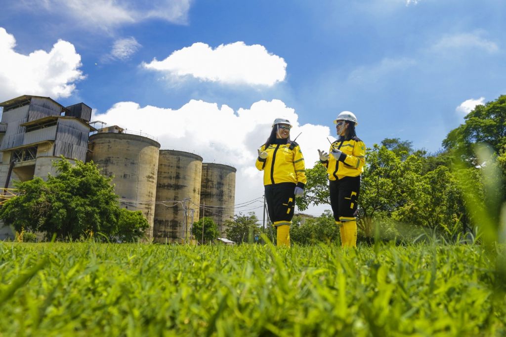  SIG mendapatkan penghargaan sebagai Outstanding Company 2021 pada sektor materials dari Asiamoney