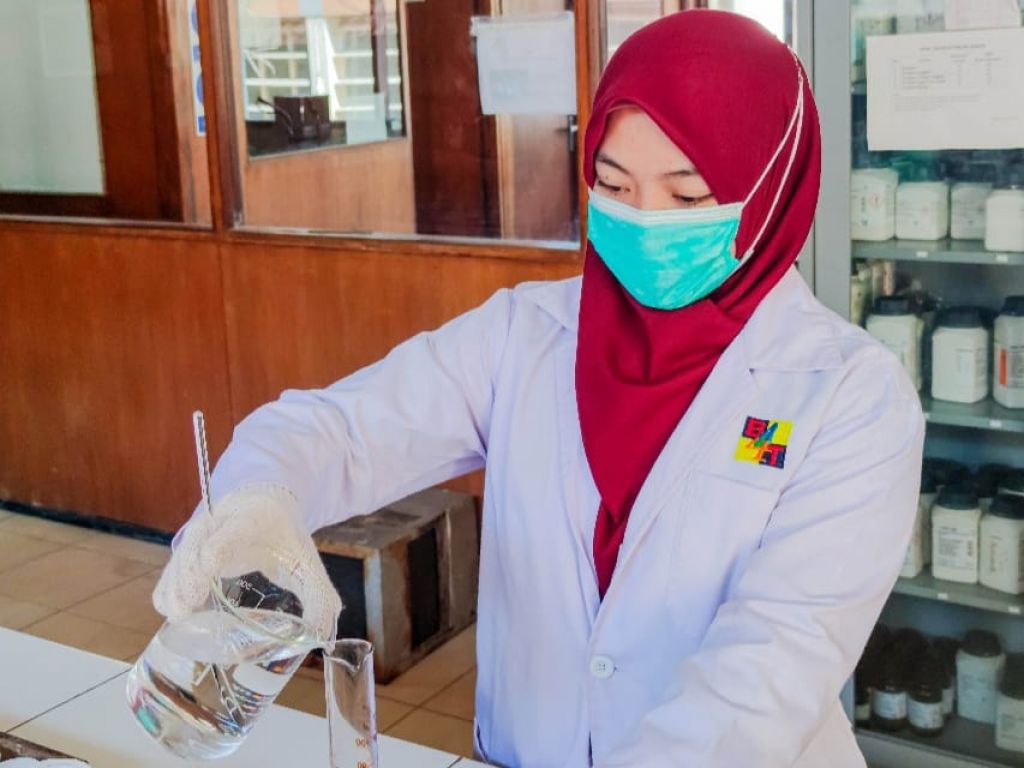 Proses pengujian semen Hidraulis Tipe High Early (HE) di B4T Kementerian Perindustrian