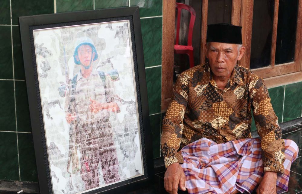 Foto semasa hidup Bripda Fredy Kusbiantoro (kiri)