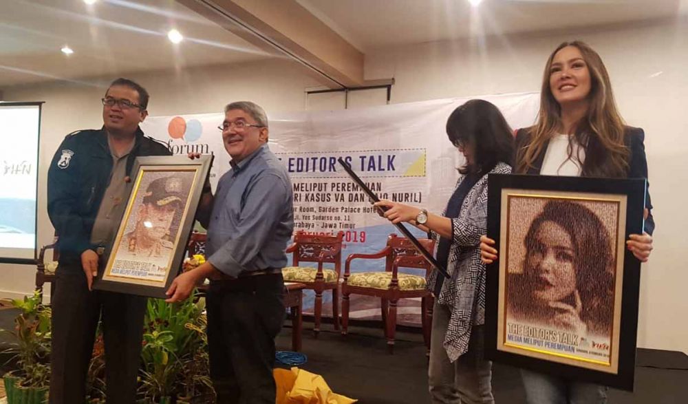 Kabid Humas Polda Jatim, Kombes Pol Frans Barung Mangera (kiri) dalam The Editor's Talk di Hotel Garden Palace Surabaya, Jumat (8/2/2019)