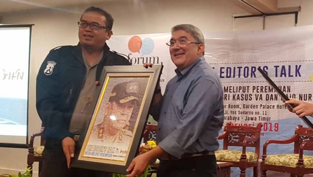 Kabid Humas Polda Jatim, Kombes Pol Frans Barung Mangera (kiri) dalam The Editor's Talk di Hotel Garden Palace Surabaya, Jumat (8/2/2019)