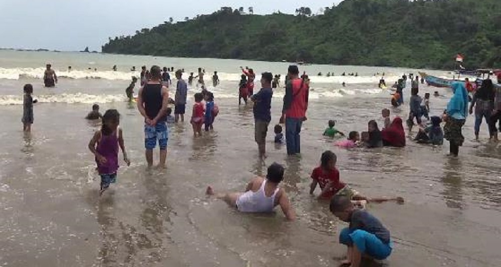 Wisatawan berlibur di Pantai Gemah, salah satu destinasi wisata di Tulungagung