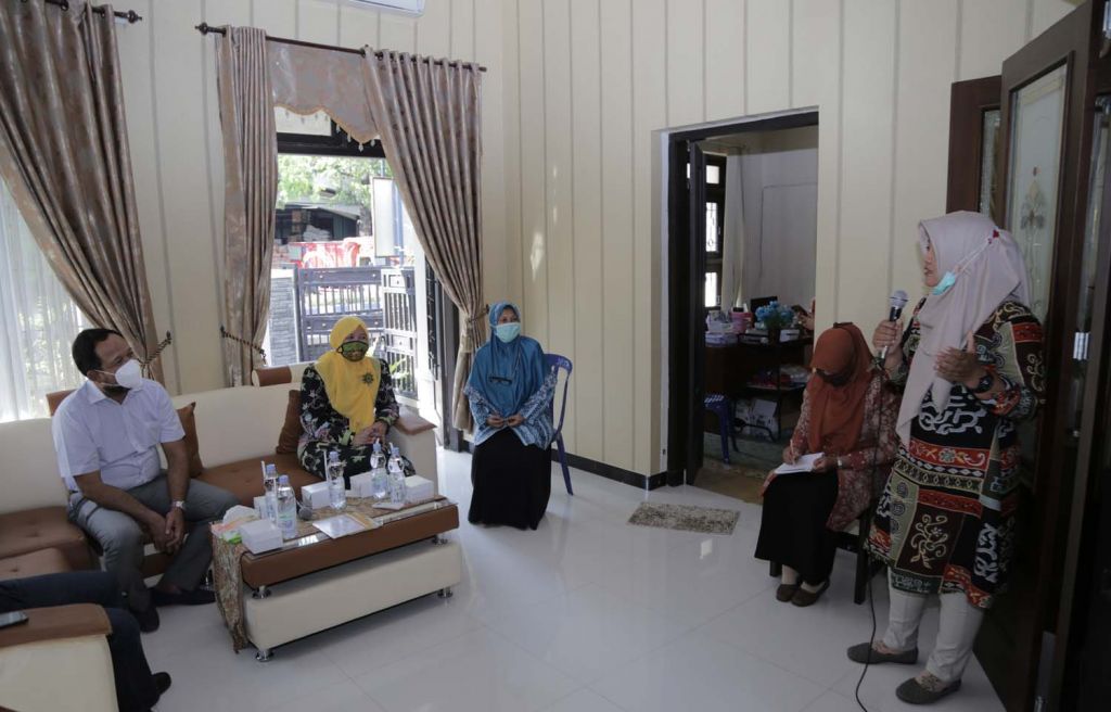 Calon Bupati Ipong Muchlissoni saat mendengar keluhan para GTT di bawah naungan Kemenag