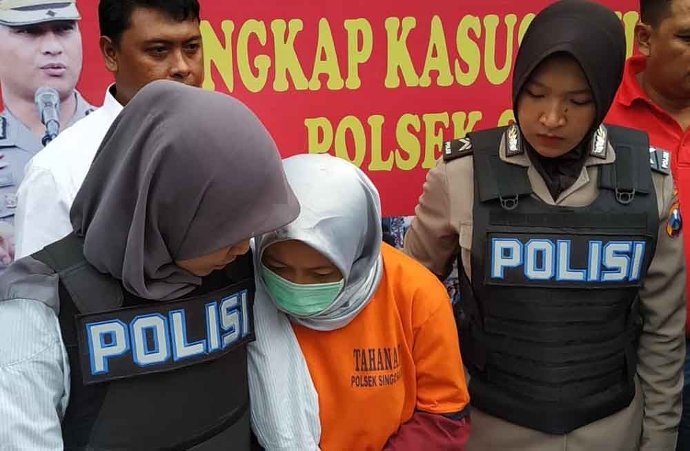 Gadis pencuri uang ponpes di Singosari, Malang saat diamankan polisi