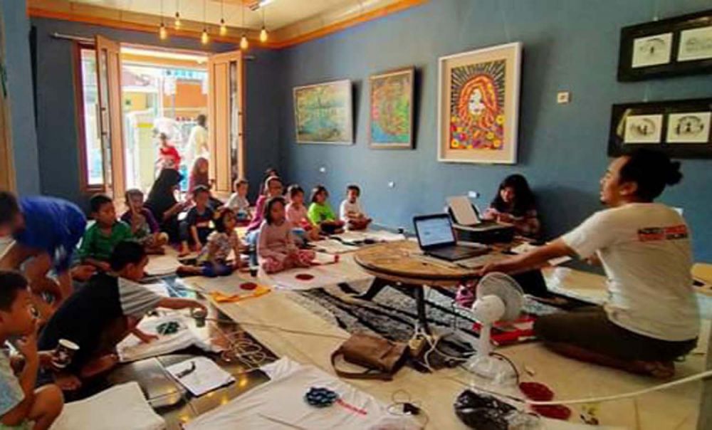 Aktivitas di Rumah Karya Joko Iwan di Jalan Kapten Dulasim III/49, Gresik