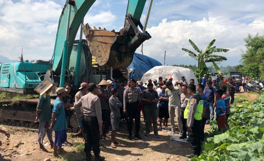 Warga di Mojokerto menghadang alat berat yang akan beraktivitas di galian c