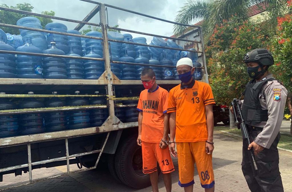 Dua tersangka dan barang bukti 300 galon air mineral asli tapi palsu diamankan di Mapolres Magetan